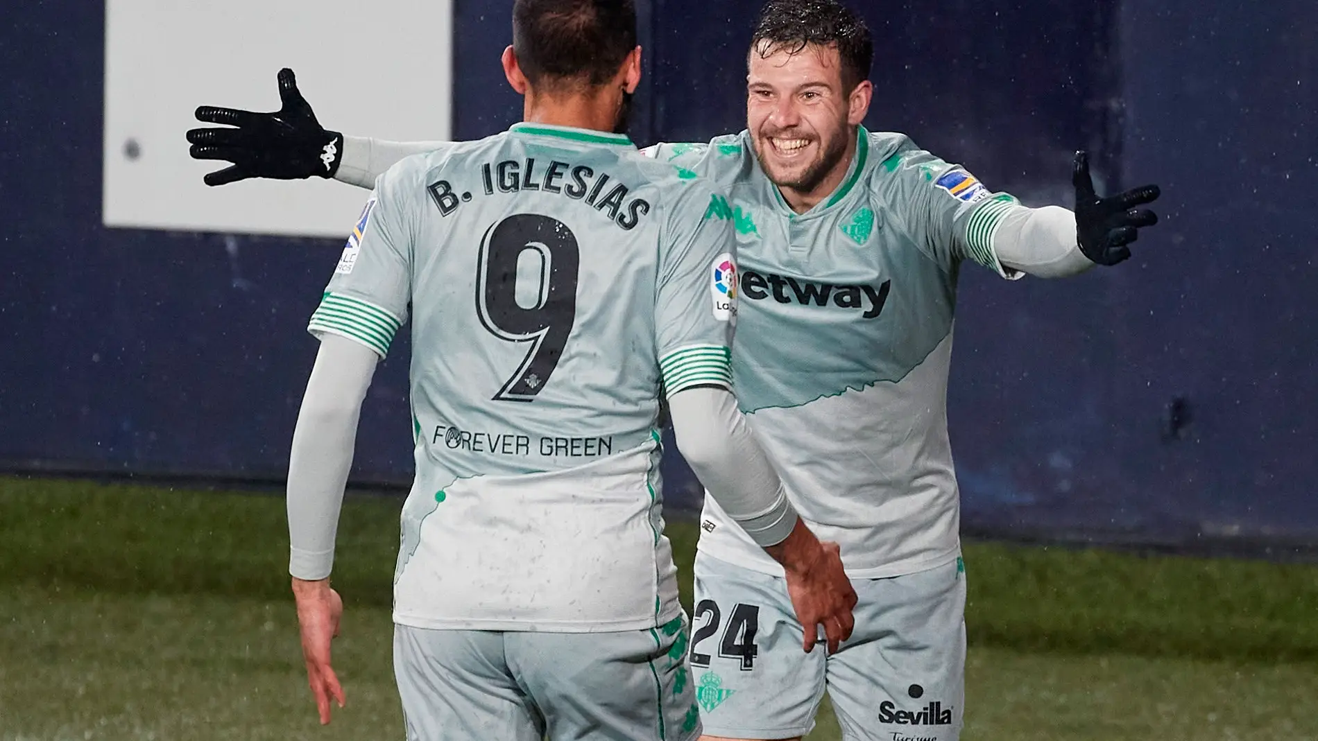 Borja Iglesias y Aitor Ruibal celebran un tanto del Betis.
