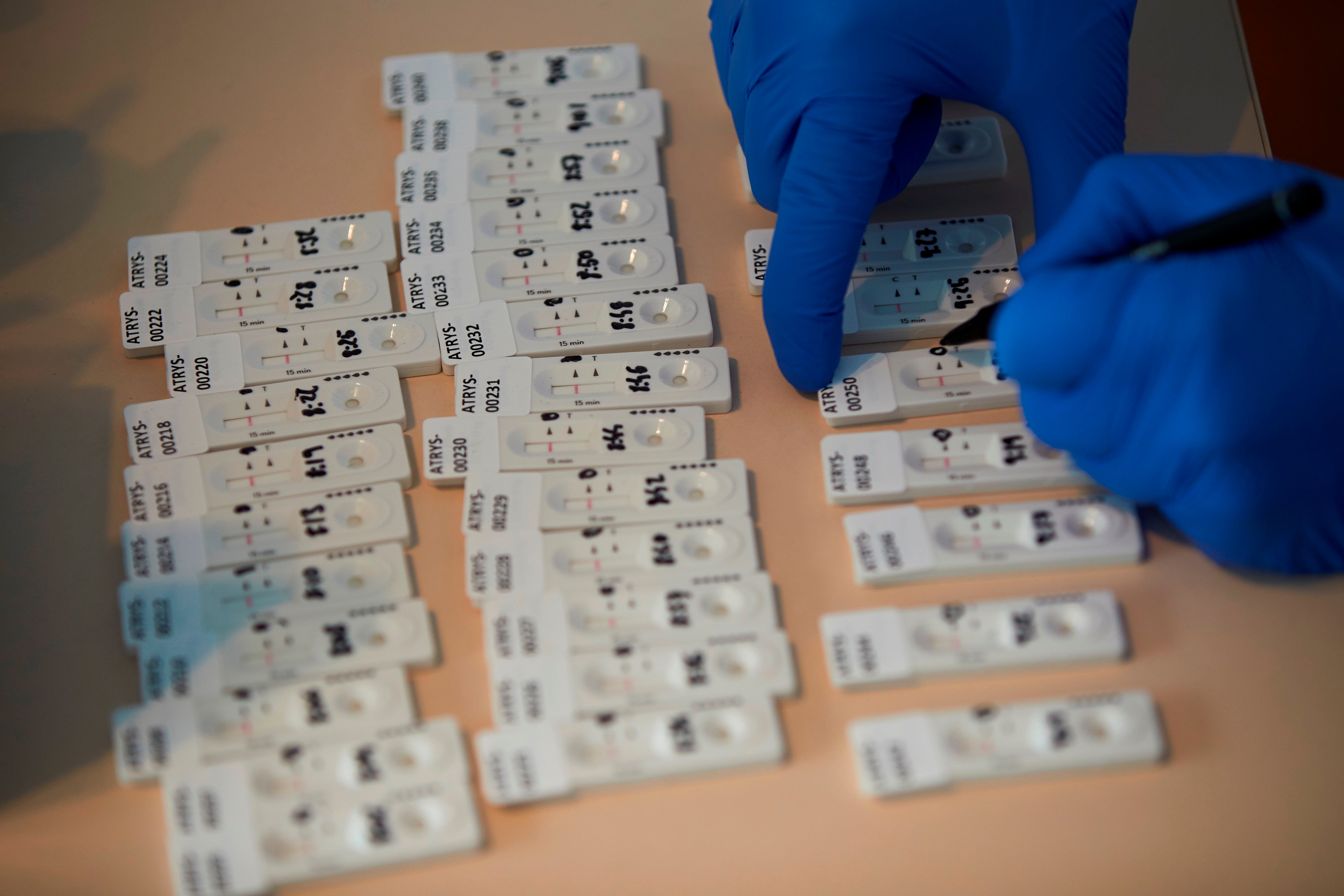 Empresas regalan test rápidos a sus empleados para garantizar unas fiestas seguras con los suyos Empresas regalan test rápidos a sus empleados para garantizar unas fiestas seguras con los suyos