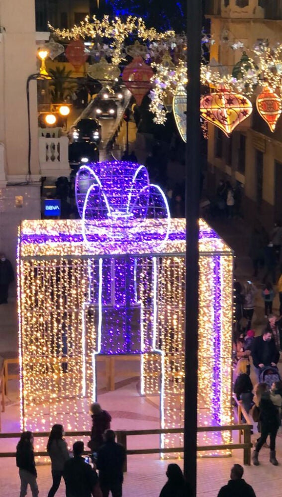 Caja gigante de regalo en la Plaça de Baix de Elche.