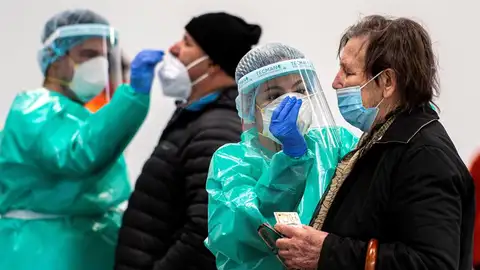 Varias personas se someten a una prueba con antígenos en Mallorca (España) arias personas se someten a una prueba con antígenos en Mallorca (España)