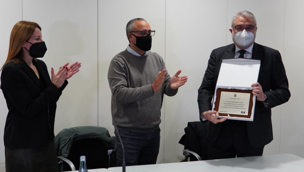 Raquel Rosique, presidenta de la Fundación del Deporte Ilicitano, y Vicente Alberola, concejal de Deportes del Ayuntamiento de Elche, han entregado una plaza de reconocimiento a Pedro Bernabéu por sus años de dedicación y trabajo.