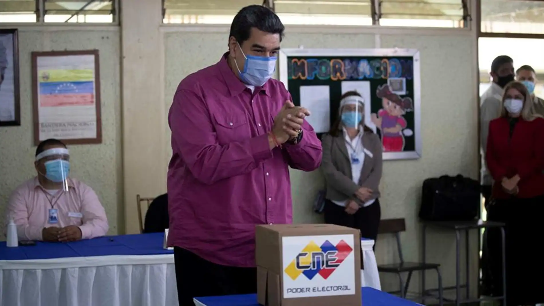  El presidente venezolano, Nicolás Maduro, vota en un centro electoral de Caracas (Venezuela)