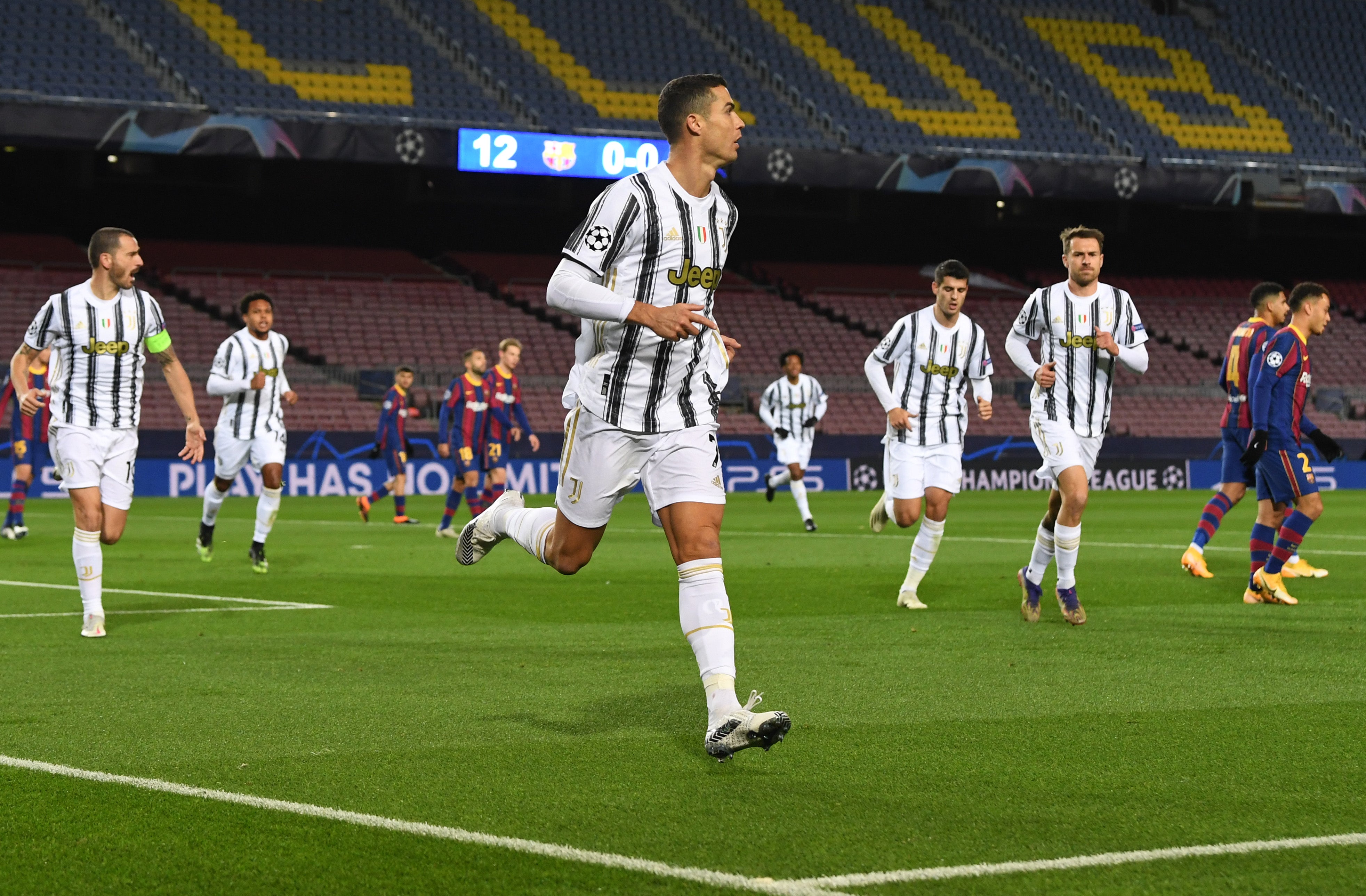 Cristiano Ronaldo se lleva el duelo en el Camp Nou y deja al Barcelona segundo de grupo Cristiano Ronaldo se lleva el duelo en el Camp Nou y deja al Barcelona segundo de grupo