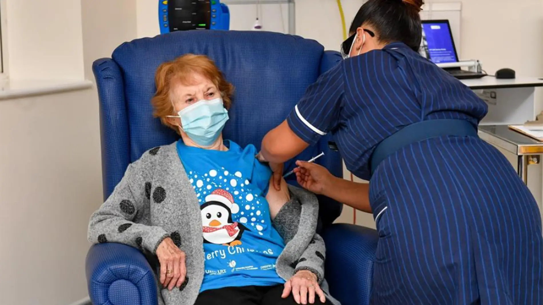 Margaret Keenan, de 90 años, la primera persona en recibir la vacuna contra el Covid-19.