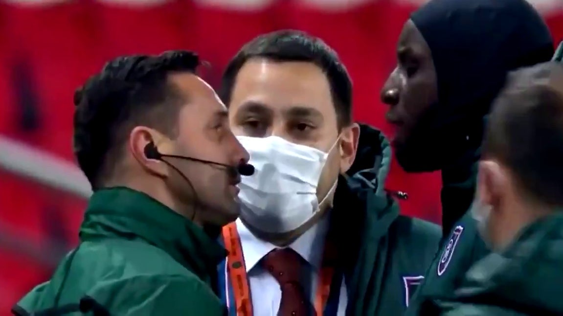 Webó afirma que el cuarto árbitro del PSG-Basaksehir se dirigió al banquillo diciendo "echa a ese negro" Webó afirma que el cuarto árbitro del PSG-Basaksehir se dirigió al banquillo diciendo "echa a ese negro"