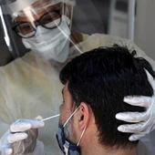 Un sanitario realiza un test covid a una persona Un sanitario realiza un test covid a una persona