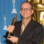 El director Steven Soderbergh posa con el Oscar a la Mejor Dirección por 'Traffic'