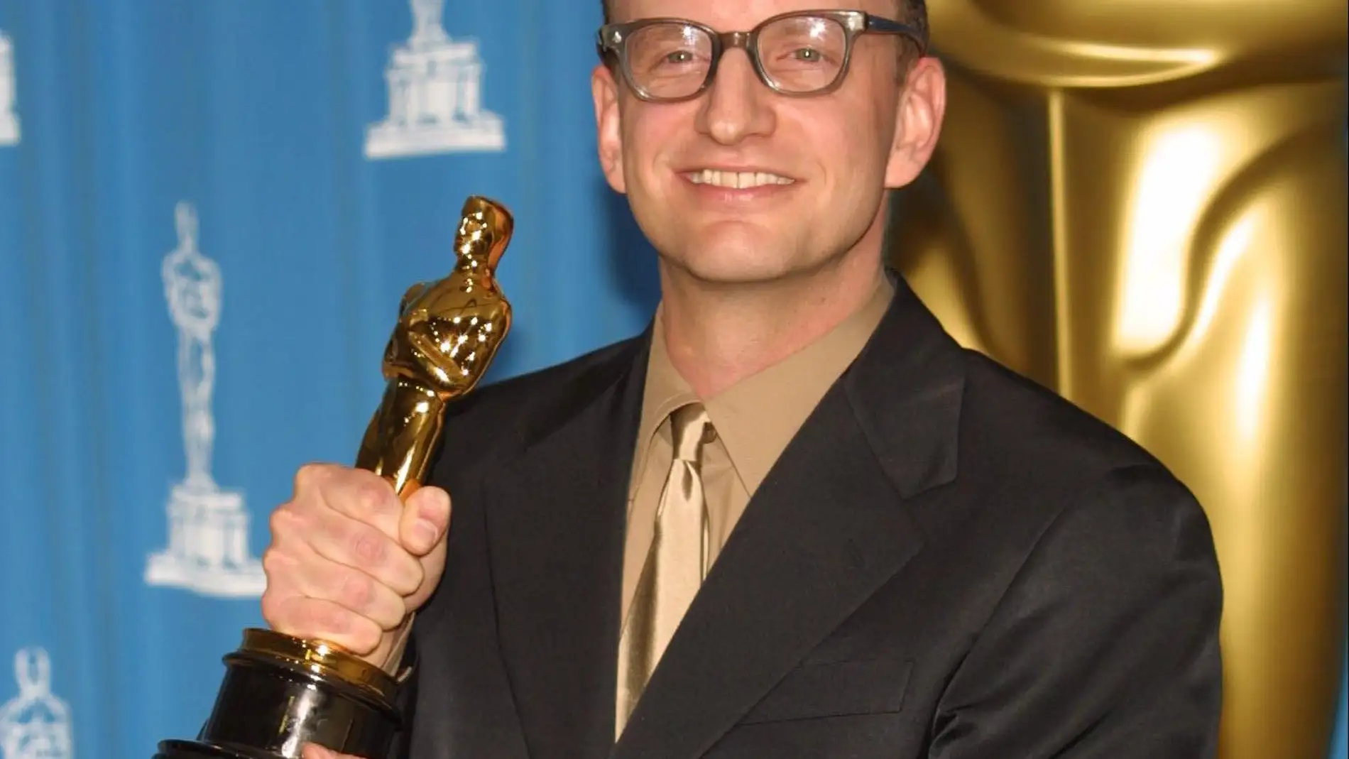 El director Steven Soderbergh posa con el Oscar a la Mejor Dirección por &#39;Traffic&#39;