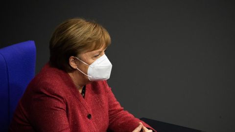 Merkel, emocionada: "Si resultan ser las &uacute;ltimas navidades con los abuelos, habremos cometido un grave error"