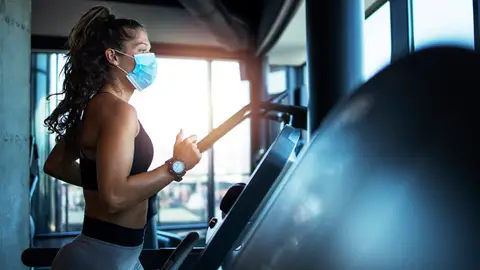 Mujer en el gimnasio Mujer en el gimnasio