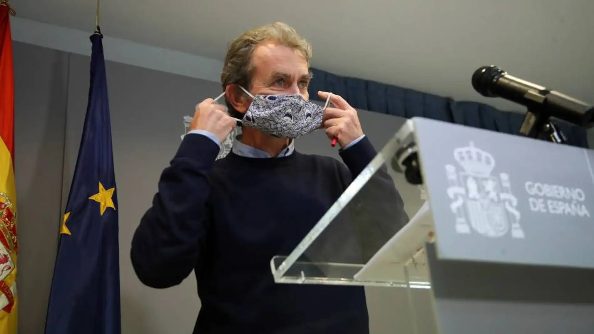 Fernando Simón se quita su mascarilla antes de su rueda de prensa en el Ministerio de Sanidad.