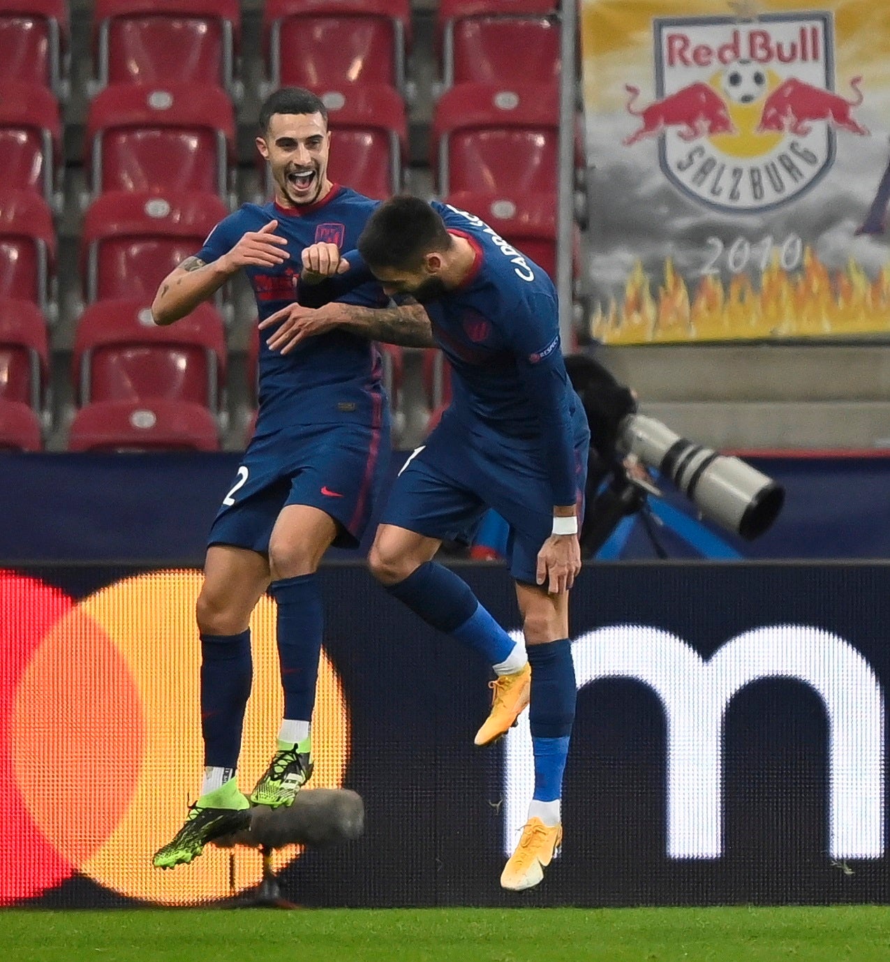 El Atlético de Madrid pone rumbo a los octavos con los goles de Hermoso y Carrasco El Atlético de Madrid pone rumbo a los octavos con los goles de Hermoso y Carrasco