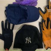 Objetos arrojados por los dos delincuentes durante la persecución