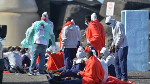 Varios de los inmigrantes llegados este martes en una patera al puerto de La Restinga, en el municipio de El Pinar en la isla de El Hierro. 