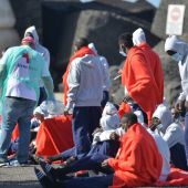 Varios de los inmigrantes llegados este martes en una patera al puerto de La Restinga, en el municipio de El Pinar en la isla de El Hierro. 