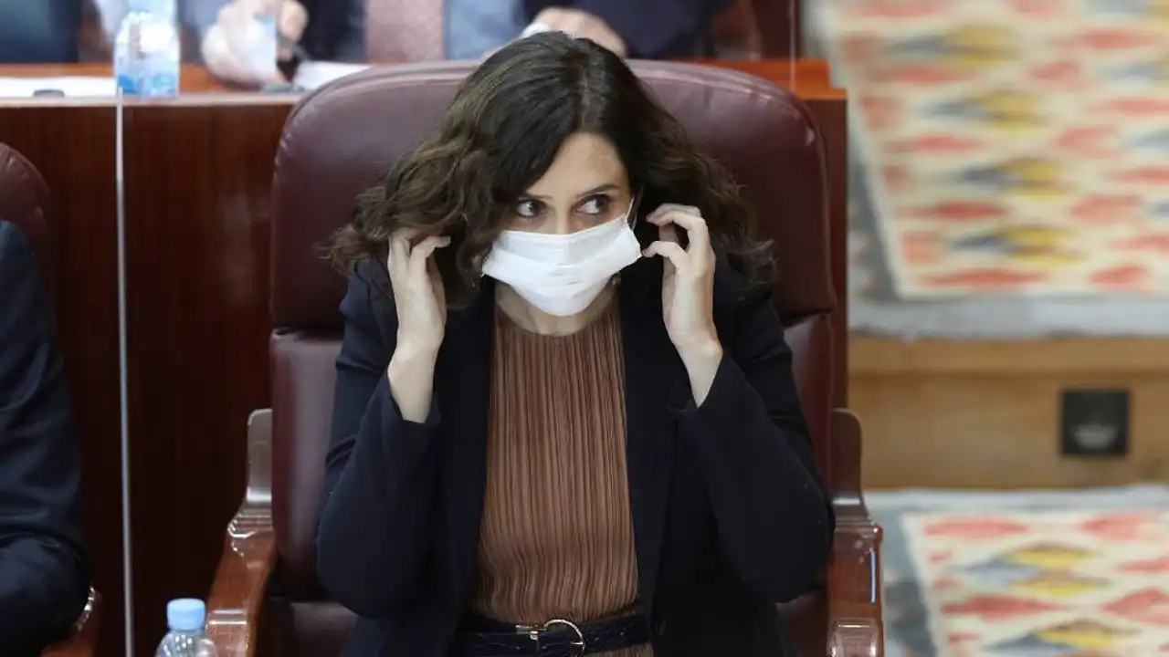 Isabel Díaz Ayuso, con la mascarilla durante una sesión en el Pleno madrileño. Isabel Díaz Ayuso, con la mascarilla durante una sesión en el Pleno madrileño.