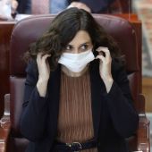 Isabel Díaz Ayuso, con la mascarilla durante una sesión en el Pleno madrileño.