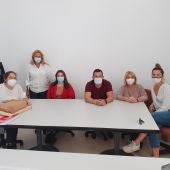 Padres y madres reunidos con Ana María Arias