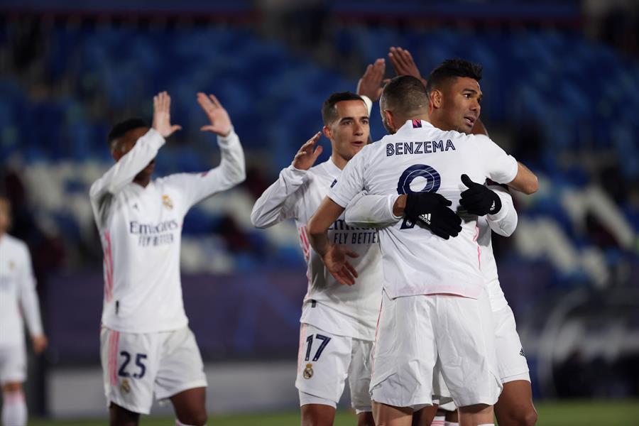 La cabeza de Benzema guía al Real Madrid a octavos como líder de grupo La cabeza de Benzema guía al Real Madrid a octavos como líder de grupo