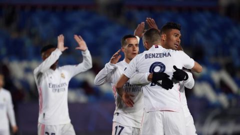 La cabeza de Benzema gu&iacute;a al Real Madrid a octavos como l&iacute;der de grupo