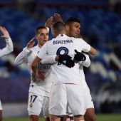La cabeza de Benzema guía al Real Madrid a octavos como líder de grupo