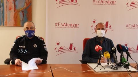 Concejal de tr&aacute;fico junto al subinspector de polic&iacute;a local