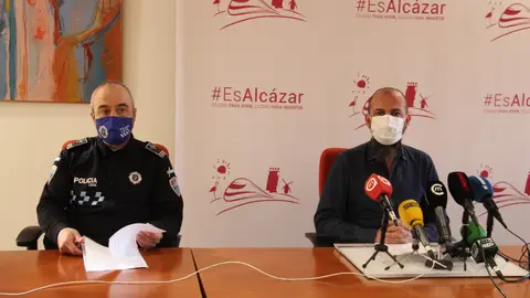 Concejal de tráfico junto al subinspector de policía local Concejal de tráfico junto al subinspector de policía local