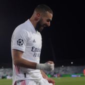 Karim Benzema celebra su gol de cabeza. 