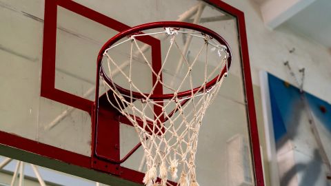 Canasta baloncesto en un colegio