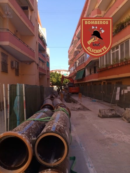 Los bomberos neutralizan un escape en una tubería que había sufrido una rotura Los bomberos neutralizan un escape en una tubería que había sufrido una rotura