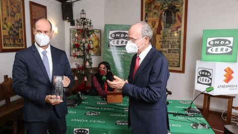 Jos&eacute; Nebro, fundador de Gecor, recoge el galard&oacute;n de manos del alcalde, Francisco de la Torre