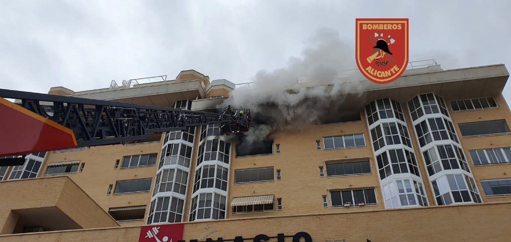 Dos heridos por inhalación de humo en el incendio de una vivienda en Alicante Dos heridos por inhalación de humo en el incendio de una vivienda en Alicante