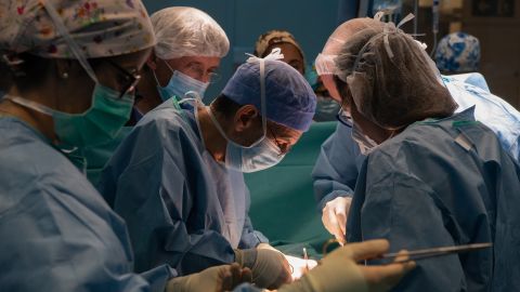 Equipo del Hospital Cl&iacute;nic de Barcelona que realiz&oacute; el primer trasplante de &uacute;tero en Espa&ntilde;a en 2020