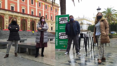 La alcaldesa Patricia Cavada y el equipo de Onda Cero C&aacute;diz