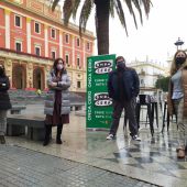 La alcaldesa Patricia Cavada y el equipo de Onda Cero Cádiz
