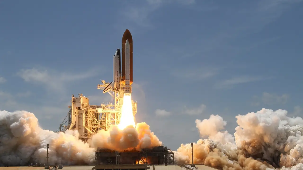 Un cohete despega rumbo al espacio Un cohete despega rumbo al espacio