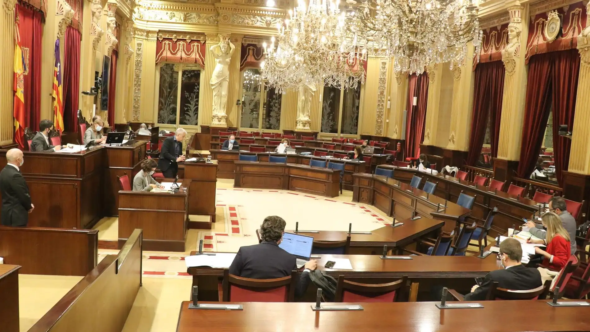 El Parlament da luz verde a rebajar el plus a una parte fija de 6.000 euros y otra justificable de hasta 12.000 euros