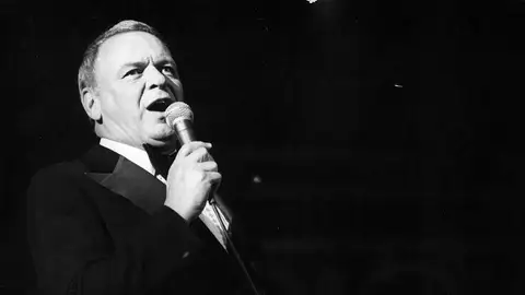 El cantante Frank Sinatra durante uno de sus conciertos El cantante Frank Sinatra durante uno de sus conciertos
