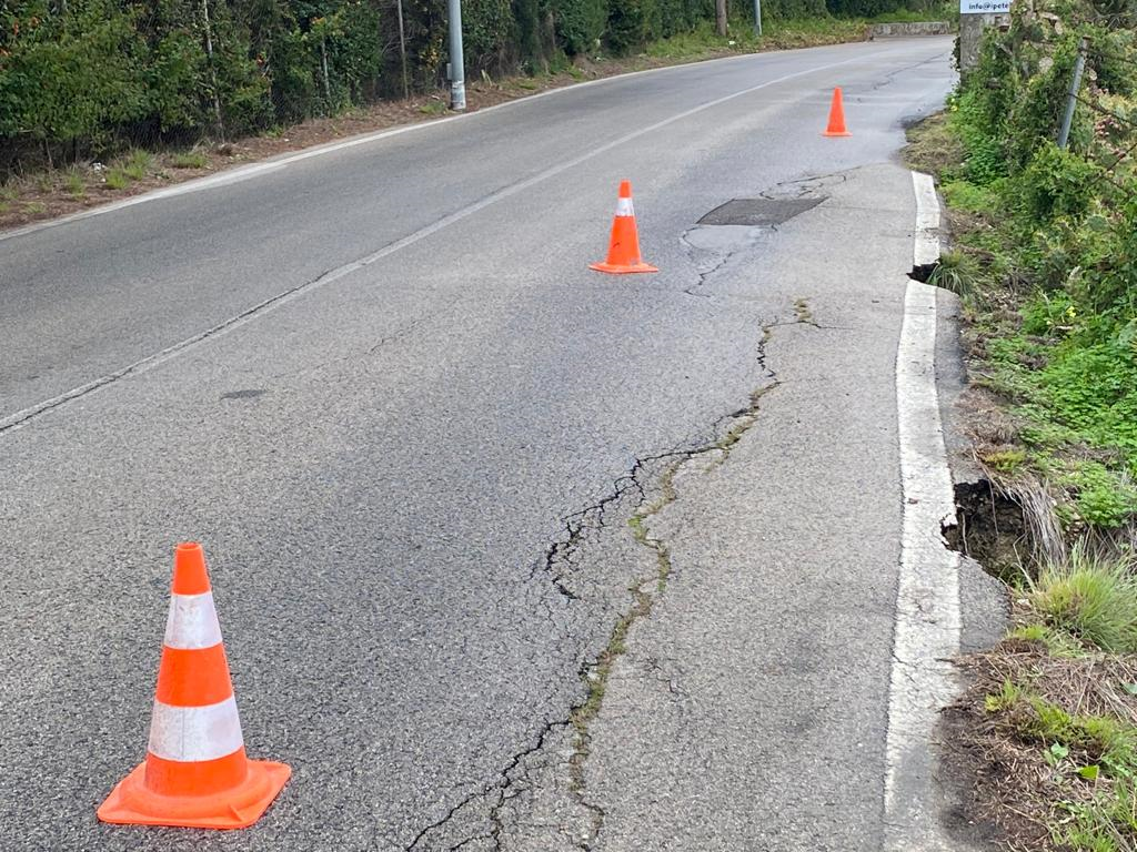 La calle de la Hijuela del Tío Prieto, cortada ante el riesgo de derrumbe de la calzada La calle de la Hijuela del Tío Prieto, cortada ante el riesgo de derrumbe de la calzada