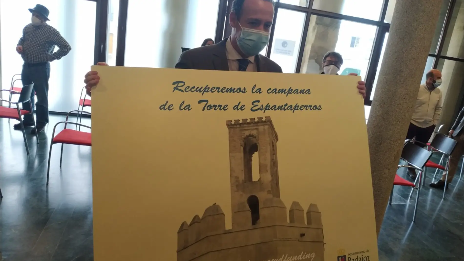 El Ayuntamiento de Badajoz lanza una campaña de mecenazgo para costear la campana que prevé instalar en la Torre de Espantaperros.