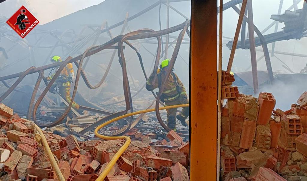 Los bomberos dan por controlado el incendio en la fábrica de turrones y helados "La Jijonenca" Los bomberos dan por controlado el incendio en la fábrica de turrones y helados "La Jijonenca"