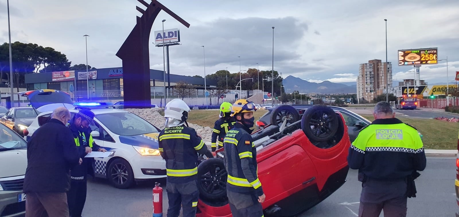 Herida una menor tras volcar su cuadriciclo en la Avenida de Denia Herida una menor tras volcar su cuadriciclo en la Avenida de Denia