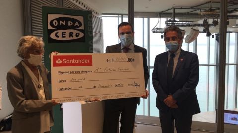 De manos del director territorial del Banco Santander y del presidente de Cantabria