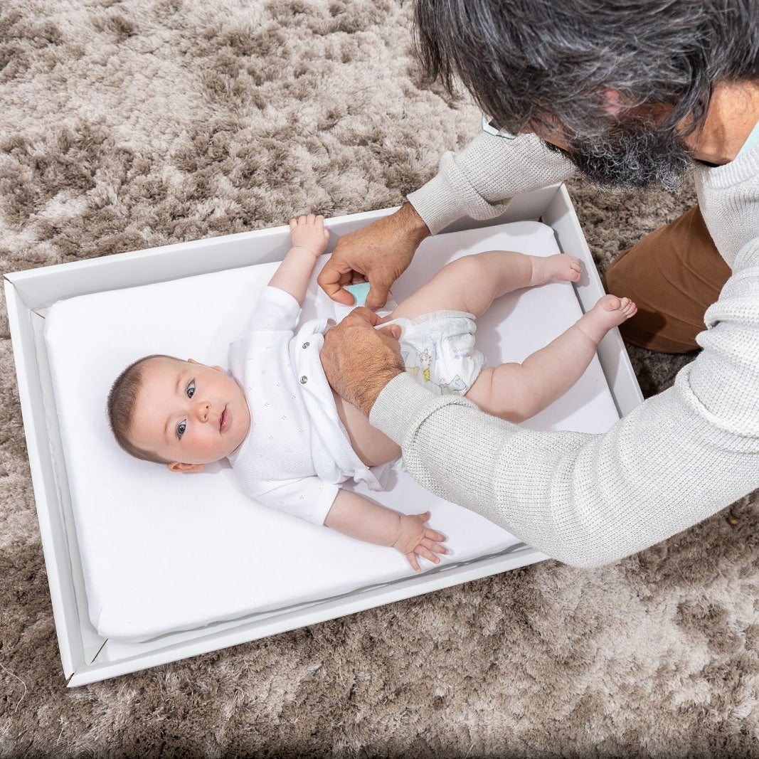 Una pareja de emprendedores alicantinos promueve el uso de la caja-cuna para bebés Una pareja de emprendedores alicantinos promueve el uso de la caja-cuna para bebés