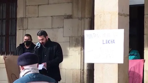 VÍDEO: Concentración en Cervera de Pisuerga contra el cierre de la oficina de la Seguridad Social de la localidad. VÍDEO: Concentración en Cervera de Pisuerga contra el cierre de la oficina de la Seguridad Social de la localidad.