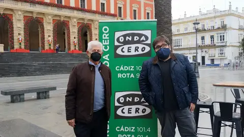 El presidente de la AAVV Isla de León con Jaime Álvarez El presidente de la AAVV Isla de León con Jaime Álvarez