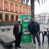 El presidente de la AAVV Isla de León con Jaime Álvarez