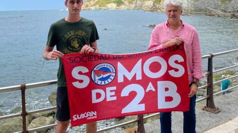 Varo Garc&iacute;a, futbolista del CD Laredo, junto al director deportivo del club, Manu del Valle.