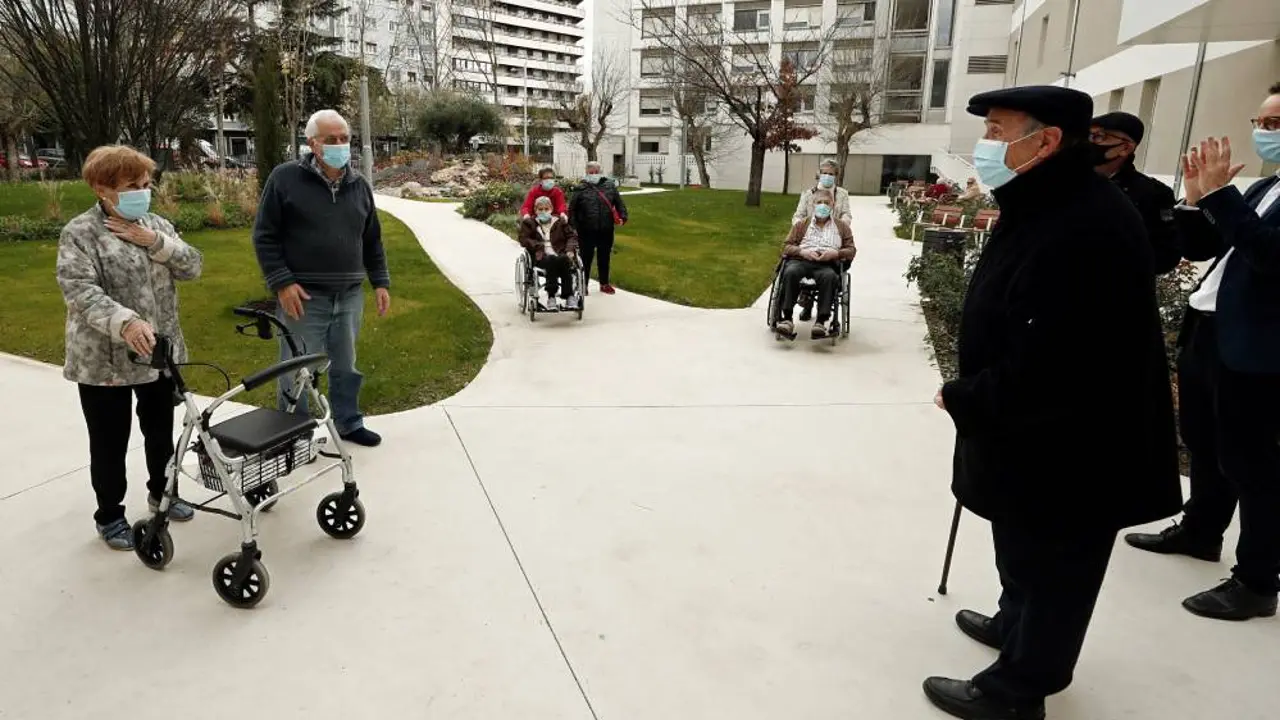 Residentes de la Casa de Misericordia de Pamplona reciben la visita de familiares.