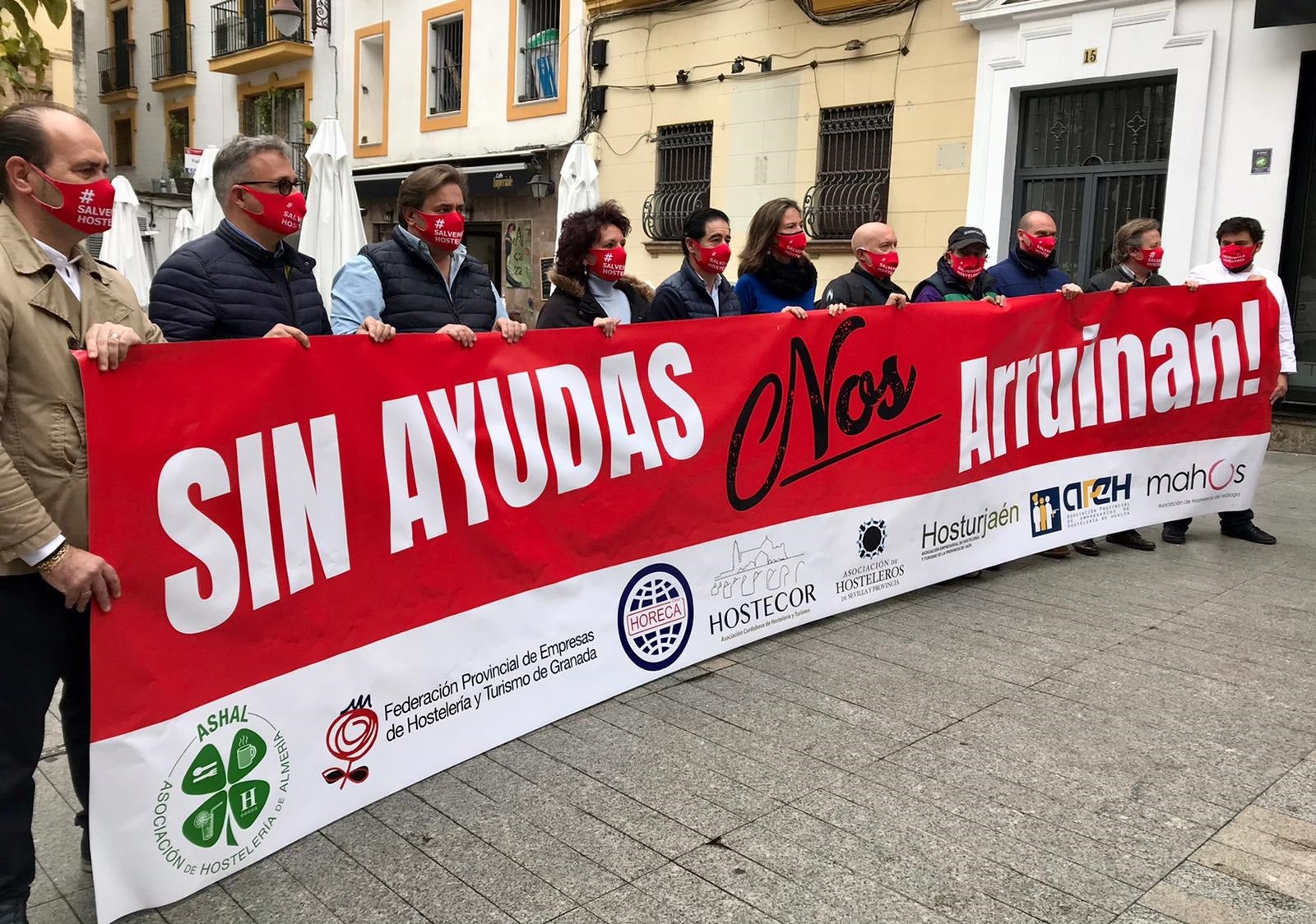 La hostelería, desesperada ante la falta de ayudas del Gobierno: "Igual tenemos que empezar a quemar algo, no prometemos nada" La hostelería, desesperada ante la falta de ayudas del Gobierno: "Igual tenemos que empezar a quemar algo, no prometemos nada"